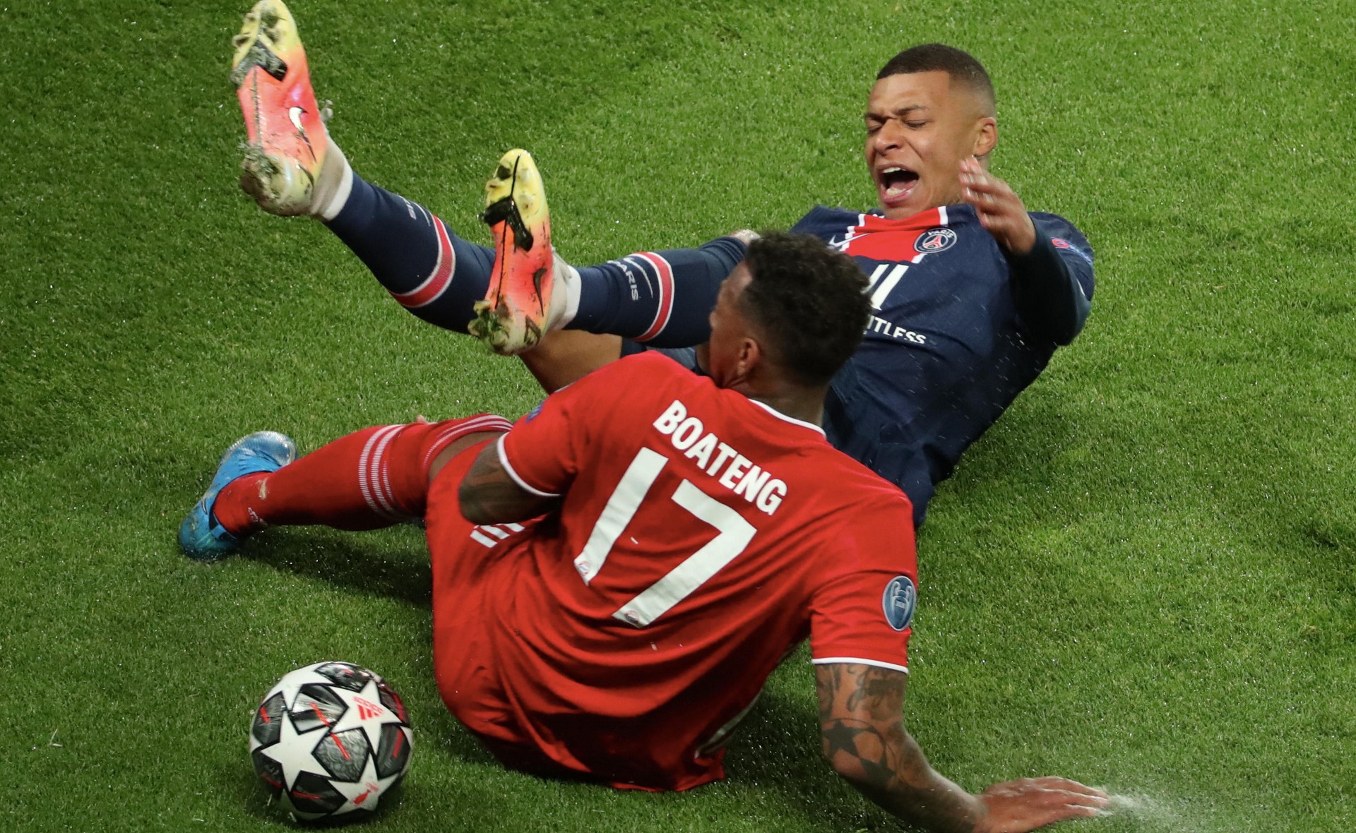 Boateng tackles Mbappe (©Xavier Laine/Getty Images)